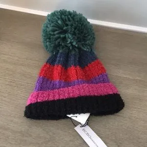 BCBGeneration Plush Pom Beanie, One Size! Ultra soft & Cozy! Retail $50 