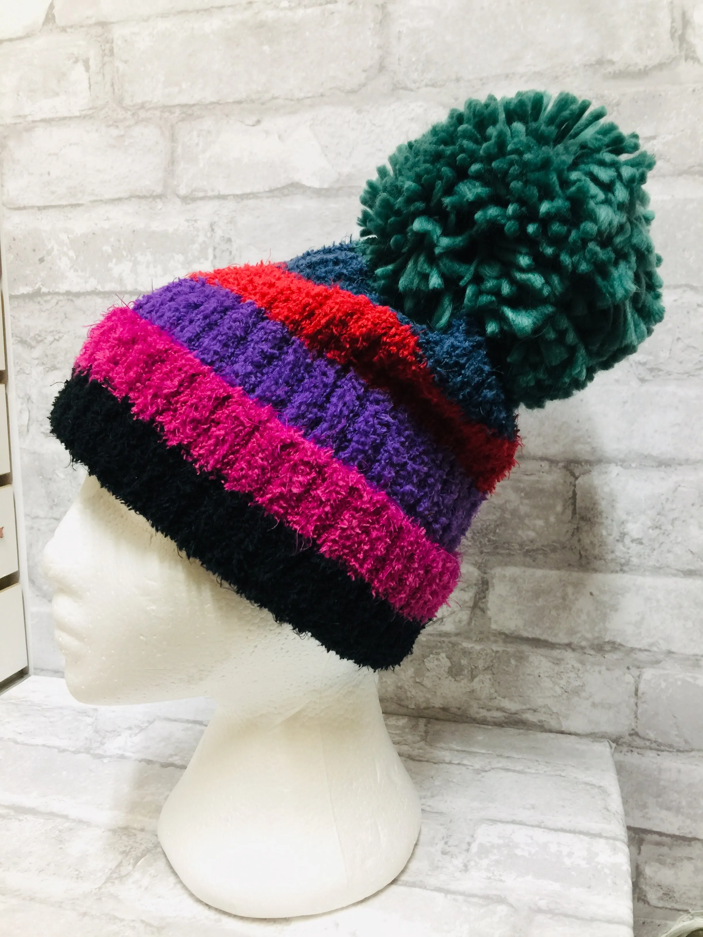 BCBGeneration Plush Pom Beanie, One Size! Ultra soft & Cozy! Retail $50 