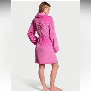 Robe Victoria’s Secret sexy cozy soft short robe size XS/S plush  pink peony✨🩷🤍