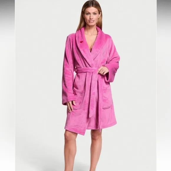 Robe Victoria’s Secret sexy cozy soft short robe size XS/S plush  pink peony✨🩷🤍