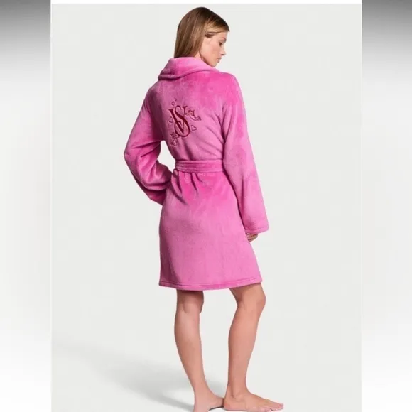 Robe Victoria’s Secret sexy cozy soft short robe size XS/S plush  pink peony✨🩷🤍