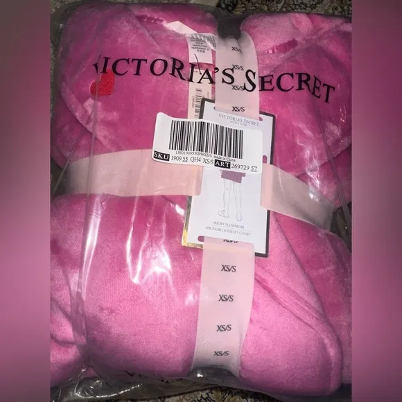 Robe Victoria’s Secret sexy cozy soft short size XS/Small 🩷plush pink peony💕🤍✨