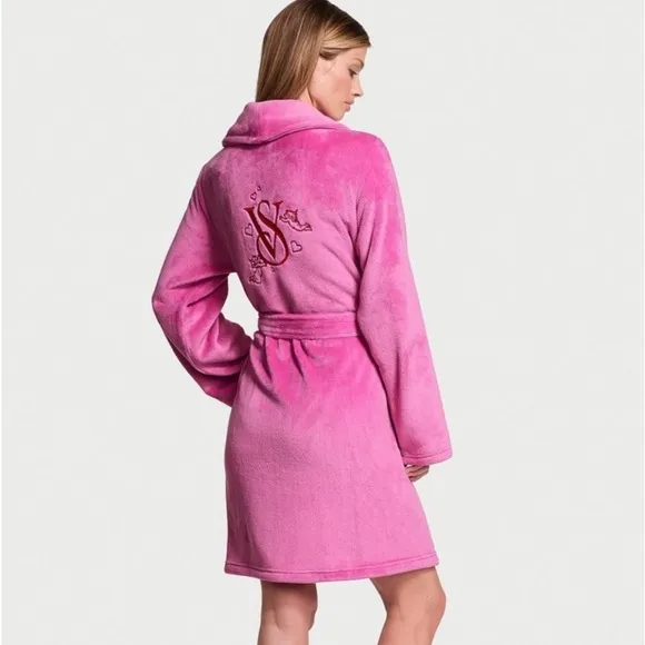 Robe Victoria’s Secret sexy cozy soft short size XS/Small 🩷plush pink peony💕🤍✨