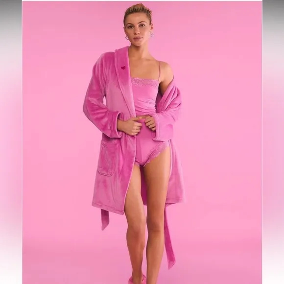 Robe Victoria’s Secret sexy cozy soft short size XS/Small 🩷plush pink peony💕🤍✨